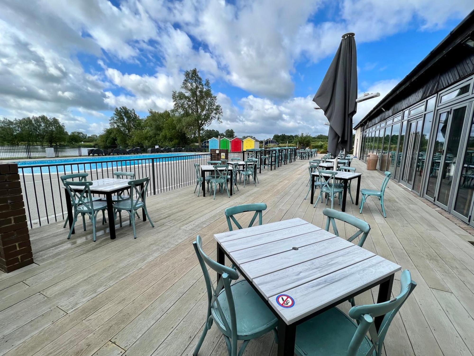 Reeds View Holiday Lodge South Cerney Exterior photo