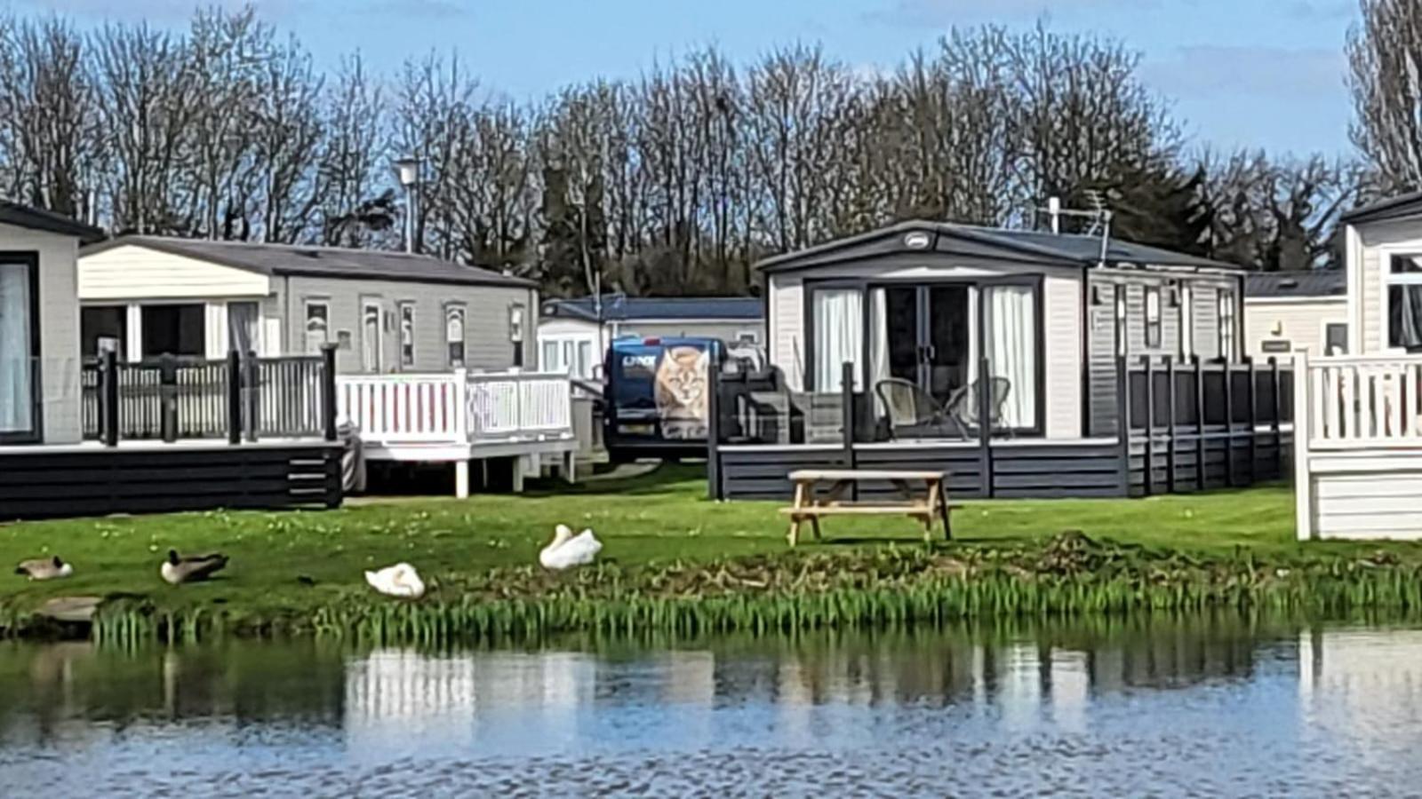 Reeds View Holiday Lodge South Cerney Exterior photo